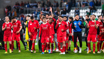 Lange gemäßigte Freude: Heidenheimer Spieler nach dem Auswärtssieg in Darmstadt.