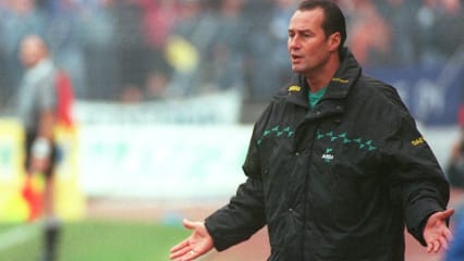 Ein Bild aus längst vergangenen Zeiten: Huub Stevens im September 1996 als Trainer von Roda Kerkrade. Wenige Wochen später holte Schalke 04 den damaligen "Nobody" in den Pott.
