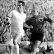 Erstes BL-Duell der Kölner und Münsteraner 1963/64: Wolfgang Overath (li.) wurde in der Premieren-Saison Meister, die Preußen mit Eigentorschütze Dagmar Drewes stiegen als Vorletzter direkt ab.