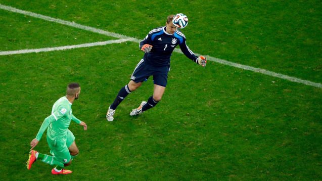 Ein Kopfball von Manuel Neuer außerhalb des Strafraums - gegen Algerien so etwas wie Normalität.