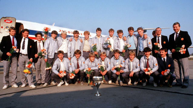 Glückliche Sieger: Die U-18-Auswahl der DDR am Tag nach dem EM-Finalsieg.
