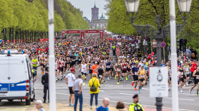 Berliner Halbmarathon 2024: Teilnehmende auf der Straße des 17. Juni.