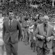 Der Anfang vom Ende von Brian Clough (l.) bei Leeds: Gegen das vom gerade zurückgetretenen Manager Bill Shankly auf den Rasen geführte Liverpool verlor der Meister im Charity Shield.