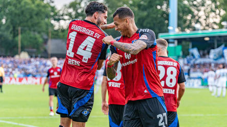 Davie Selke (Re.) traf Sekunden nach seiner Einwechslung erstmals für den Hamburger SV.