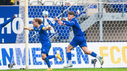 Jubel beim FC Carl Zeiss: Nils Butzen und Hamza Muqaj freuen sich über das 1:0.