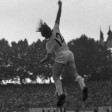 Legendärer Jubel: Günter Netzer steht nach seinem Treffer im Pokalfinale 1973 in der Luft.