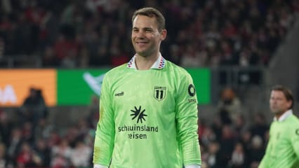 Fussball, Lukas Podolski Abschiedsspiel , Team Poldi- Team Köln , RheinenergieStadion Köln Manuel neuer, Aktion, Einzelbild *** Football, Lukas Podolski farewell match , Team Poldi Team Cologne , RheinenergieStadion Cologne Manuel neuer, action, single picture