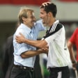 Jürgen Klinsmann freut sich mit Kevin Kuranyi über das gelungene Debüt als Bundestrainer.