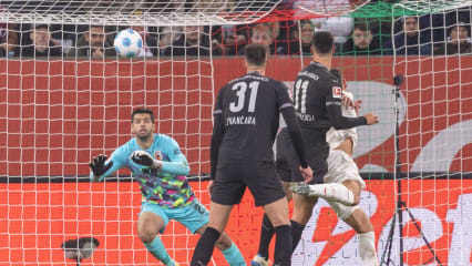 Den Ball fest im Blick: Augsburgs Torwart Nediljko Labrovic