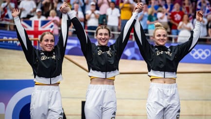 Nach ihrer Bronzemedaille bei den Olympischen Spielen werden Emma Hinze, Pauline Grabosch und Lea Sophie Friedrich (v. l.) an der anstehenden Bahn-WM nicht teilnehmen.