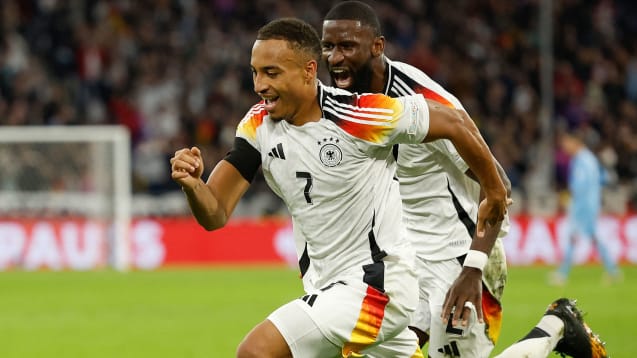 Tor beim DFB-Debüt: Der erstmals eingesetzte Jamie Leweling (li.) und Antonio Rüdiger jubeln über das 1:0.