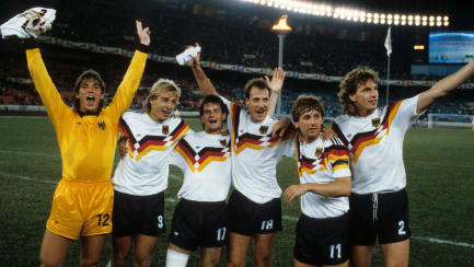 Olympia 1988: Die DFB-Auswahl freut sich über Bronze.