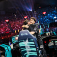 'Brokenblade' und Jungler &nbsp;Martin 'Yike' Sundelin Feiern ihren Sieg über das Spanische Team MAD Lions.
