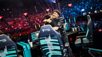 'Brokenblade' und Jungler &nbsp;Martin 'Yike' Sundelin Feiern ihren Sieg über das Spanische Team MAD Lions.