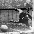 Der Moment des Einschlags: Ungarns Torhüter Gyula Grosics versucht erfolglos, den Treffer von Helmut Rahn zum 3:2 Endstand im WM-Finale 1954 zu verhindern.