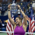 Stolz präsentiert Aryna Sabalenka die Trophäe in New York.