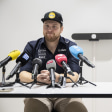Der Schweizer Skirennfahrer Niels Hintermann und Teamarzt Walter O. Frey bei einer Pressekonferenz.
