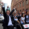 Mittendrin: Rainer Falkenhain im Autokorso nach dem Pokalsieg der Eintracht 2018.