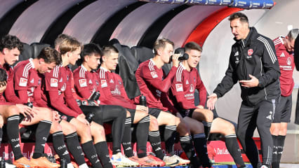 Im Austausch mit "Team Rot": FCN-Coach Miroslav Klose.