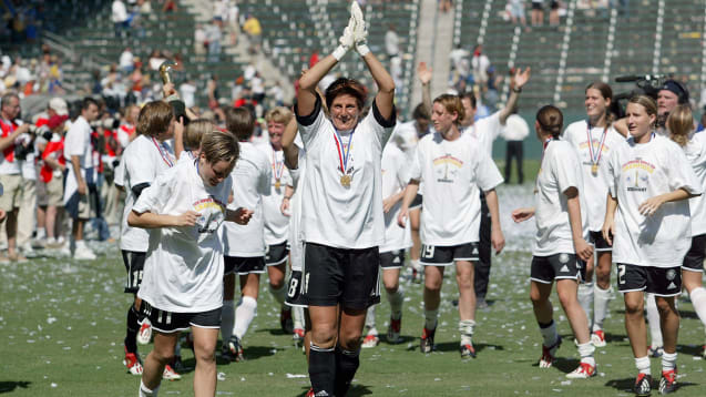 Glückstrunken in Carson, Los Angeles: Torhüterin Silke Rottenberg (Mi.) und ihre Weltmeister-Mannschaft.