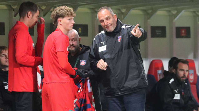 Anweisungen für den entscheidenden Akteur: Trainer Frank Schmidt gibt Paul Wanner (li.) letzte Instruktionen.