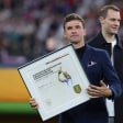 Abschiedsgeschenk: Thomas Müller mit Bild.