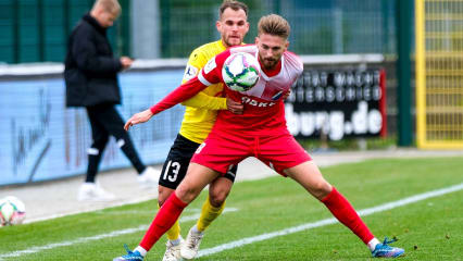 Erfolgreich abgeschirmt: Der TSV Steinbach Haiger (rot) gewann sein Heimspiel gegen Villingen.