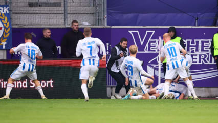 Grenzenloser Jubel - und Erleichterung: Hansa Rostock feiert den späten Siegtreffer in Aue.
