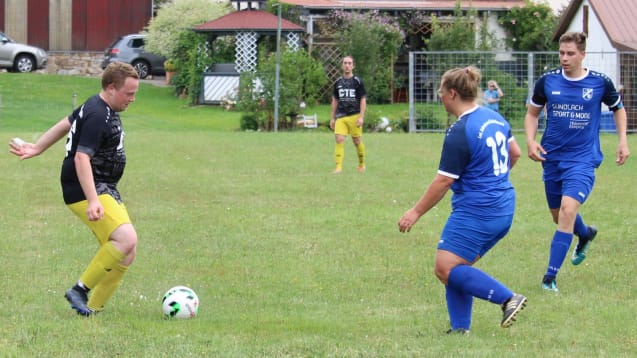 Dank einer neuen Regel spielen in Hessen mittlerweile Frauen und Männer regulär gegeneinander.