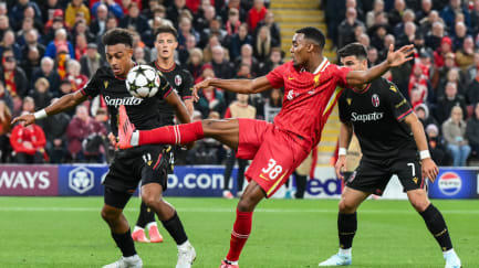 Ryan Gravenberch (#38) und der FC Liverpool hatten gegen den FC Bologna große Probleme.