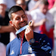 Am Ziel: Novak Djokovic begutachtet seine Goldmedaille.