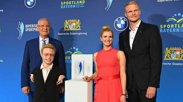 Josia Topf (li. vorne), Jessica von Bredow-Werndl und Oliver Zeidler (re.) freuen sich über die Ankündigung von Joachim Herrmann (li. hinten).