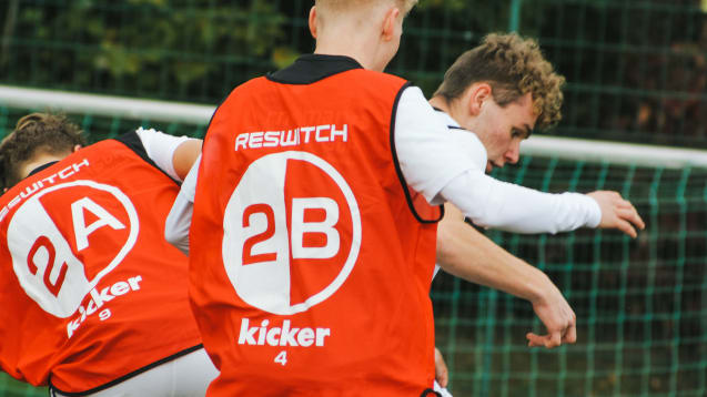 Fordern und fördern: Koordinatives Training mit Reswitch-Leibchen.