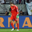 Unikum in der DFB-Geschichte: Schiedsrichter Jonas Eriksson zeigt Keeper Ron-Robert Zieler die Rote Karte.