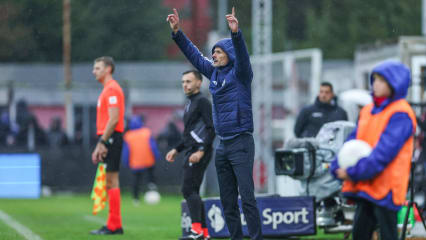 Dirigent am Seitenrand: Schalkes neuer Trainer Kees van Wonderen stand in Aarau im Regen.