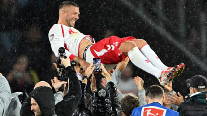Fußball: Abschiedsspiel von Lukas Podolski beim 1. FC Köln, Mitspieler werfen Lukas Podolski in die Höhe.