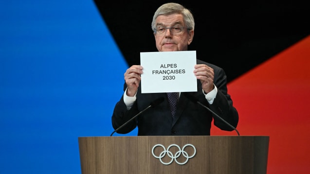 IOC-Präsident Thomas Bach präsentierte die französische Alpenregion als Gastgeber der Olympischen Winterspiele 2030.