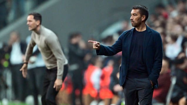 Unzufrieden - aber nicht mit der Leistung seiner Elf, sondern mit den Fans: Besiktas-Trainer Giovanni van Bronckhorst (re., hinten Dino Toppmöller).