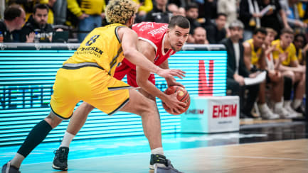 Im Duell: Aleksa Kovacevic gegen Hunter Maldonado (vorne).