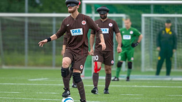 Kapitän der Kiez-Kicker: Philipp Versen.