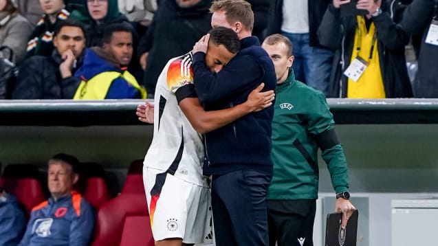 Eine Umarmung nach erstem DFB-Einsatz plus Tor: Jamie Leweling wird von Julian Nagelsmann geherzt.