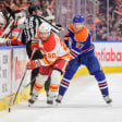 Erschreckend außer Form: Oilers-Superstar Connor McDavid (re.) im Duell mit Blake Coleman von den Flames.