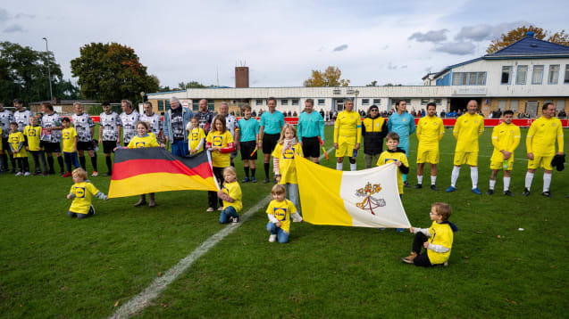 Vor dem Duell zwischen dem KSV (links) und des Vatikan (rechts) gab es Nationalfahnen und Hymnen.