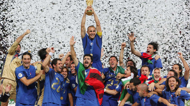 Große Triumphe als Spieler, doch als Trainer chronisch erfolglos: Italiens Weltmeister von 2006 um Fabio Cannavaro (mit Pokal).