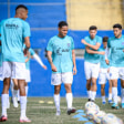 Neuer Sponsor aus Deutschland: In Shirts mit dem Aufdruck "Cuju" machen sich in Brasilien Spieler des Barra FC warm.