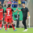 Weitergekommen - aber nicht überzeugend: Jonas Hofmann (#7) beim Handshake mit Trainer Xabi Alonso.