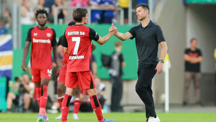 Weitergekommen - aber nicht überzeugend: Jonas Hofmann (#7) beim Handshake mit Trainer Xabi Alonso.