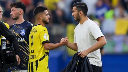 Handshake mit dem Coach: Yan Couto (li.) war bei seinem Debüt für den BVB direkt an einem Tor beteiligt.