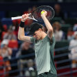 Nach Masters-Triumph: Jannik Sinner hebt die Hände in die Höhe.