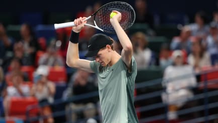 Nach Masters-Triumph: Jannik Sinner hebt die Hände in die Höhe.